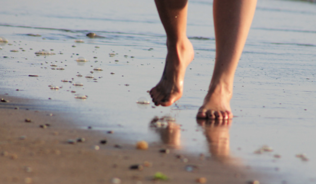 beneficios de caminar descalzo en la playa